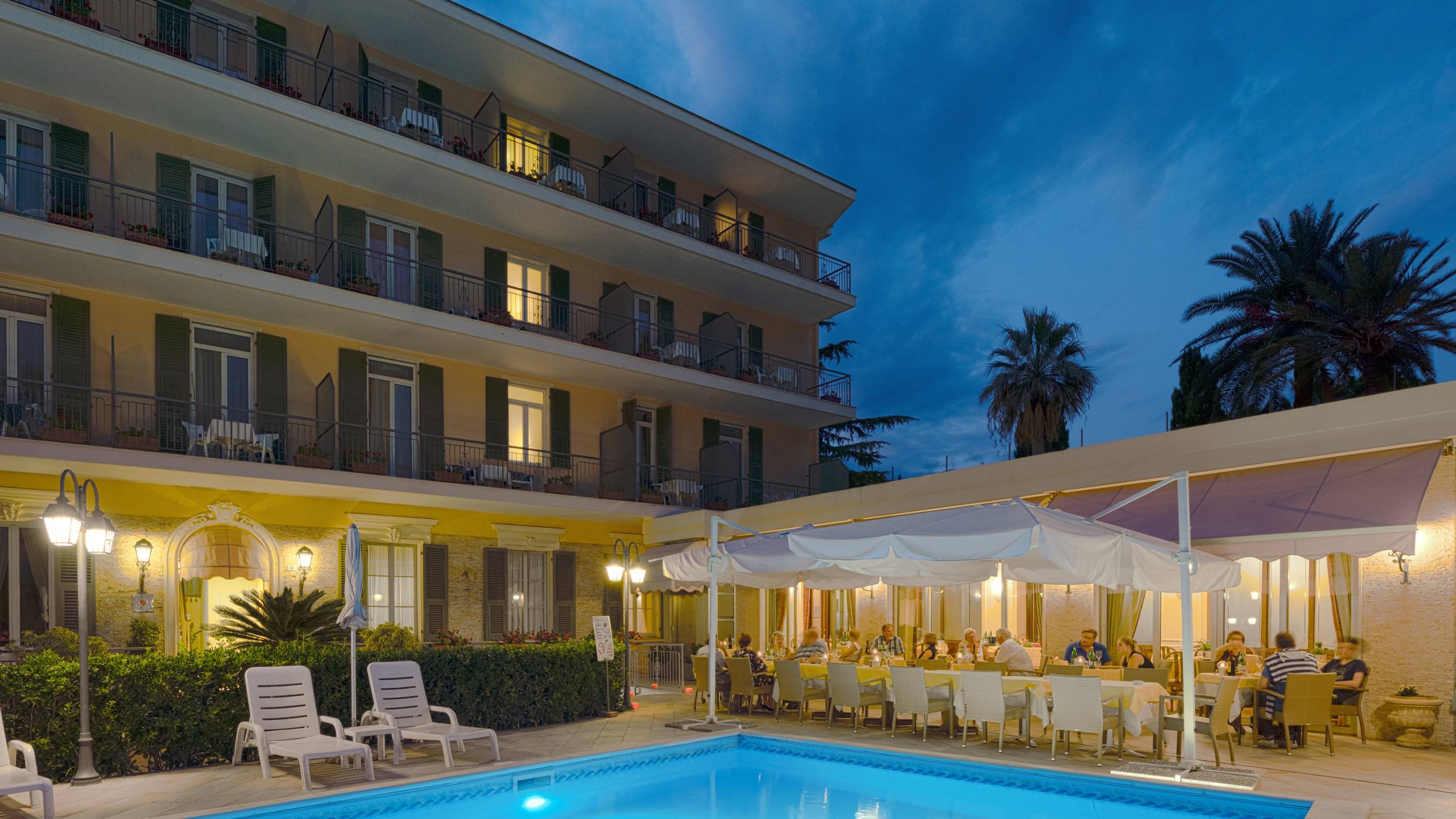 Hotel-Paradiso-cena-bordo-piscina