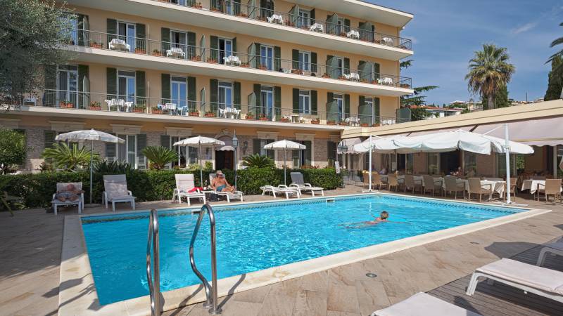 Hotel-Paradiso-fronte-con-piscina